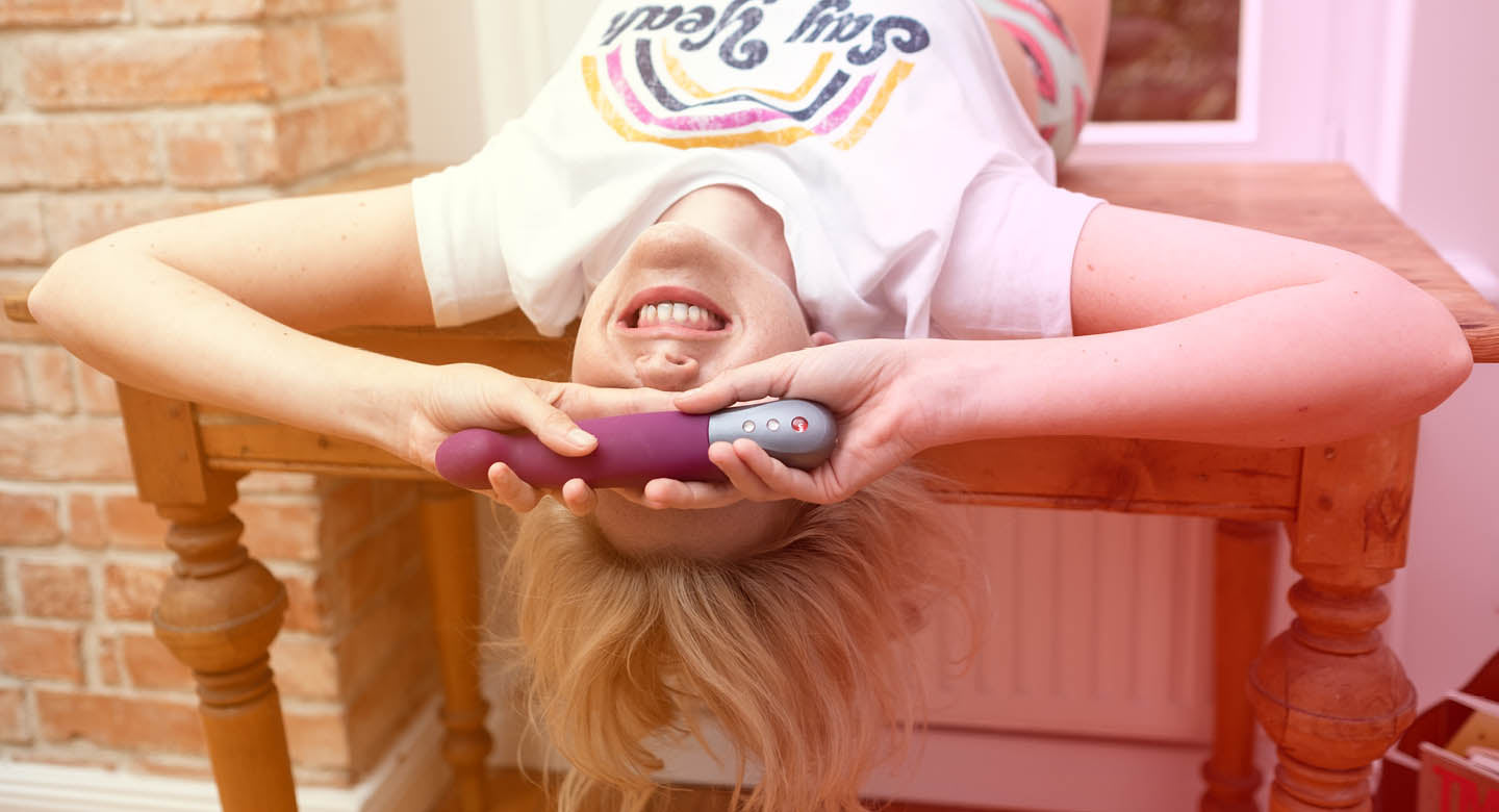 Woman laughing with pulsator STRONIC G in her hands