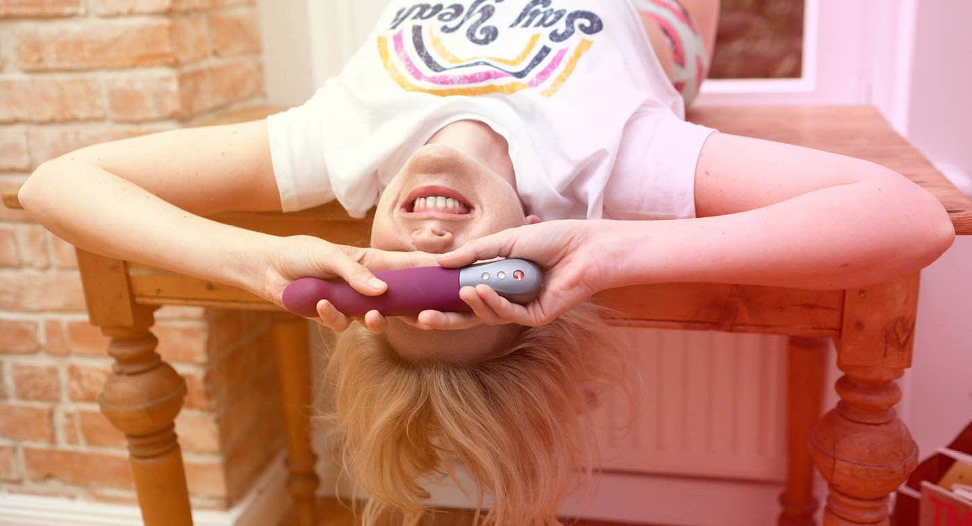 Woman laughing with pulsator STRONIC G in her hands