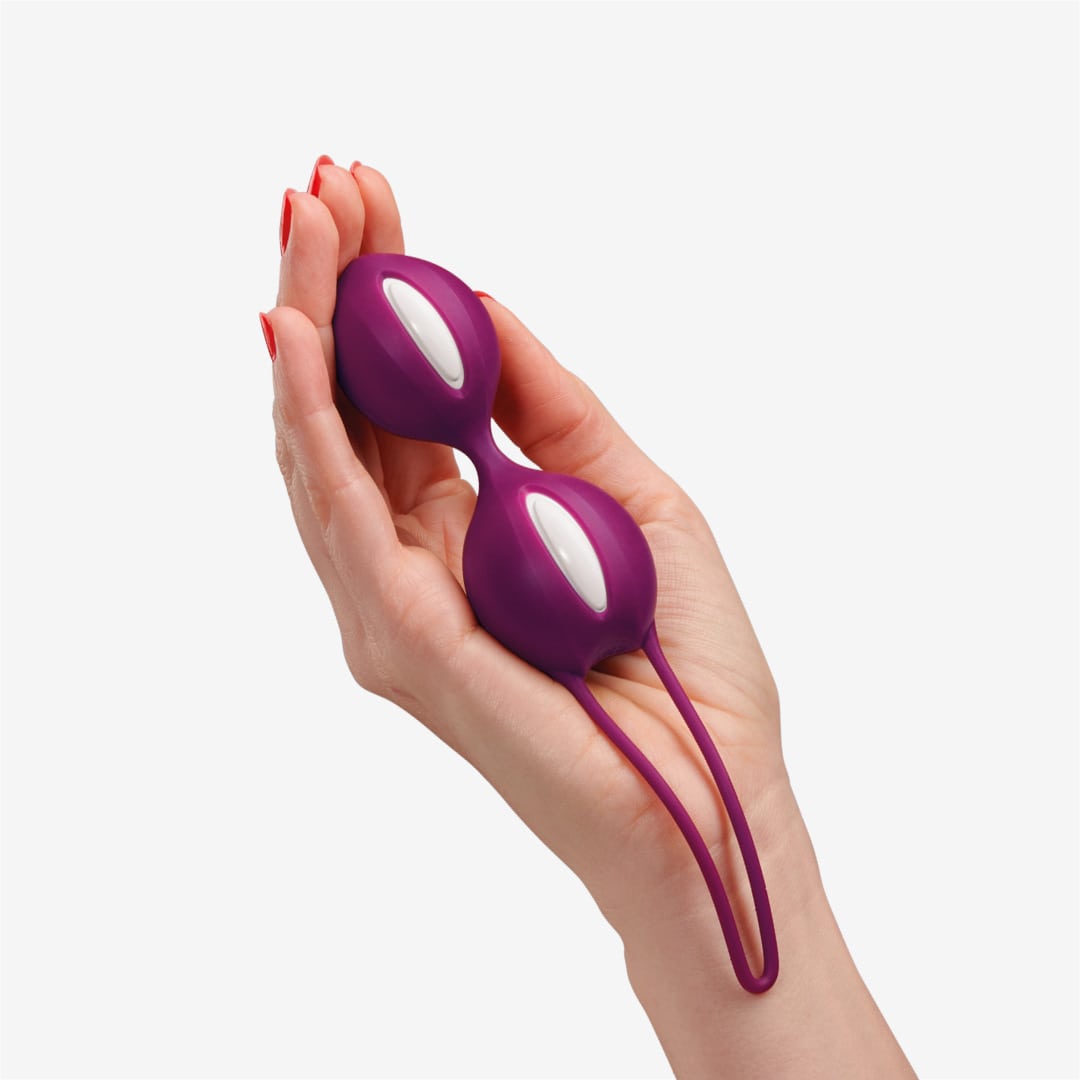 SMARTBALLS DUO grape kegel balls handshot