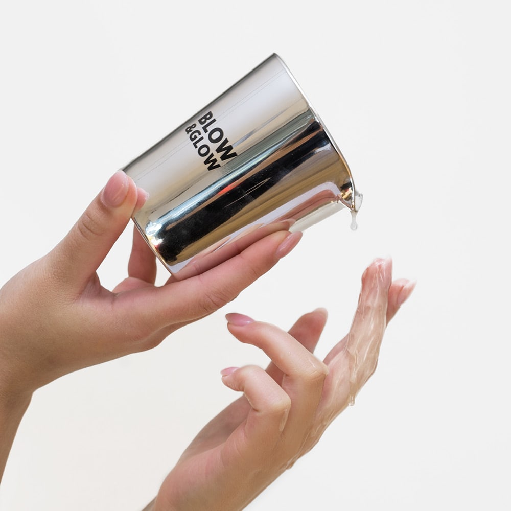 FUN FACTORY x VEDRA – THE MOMENT Massage Candle Handshot