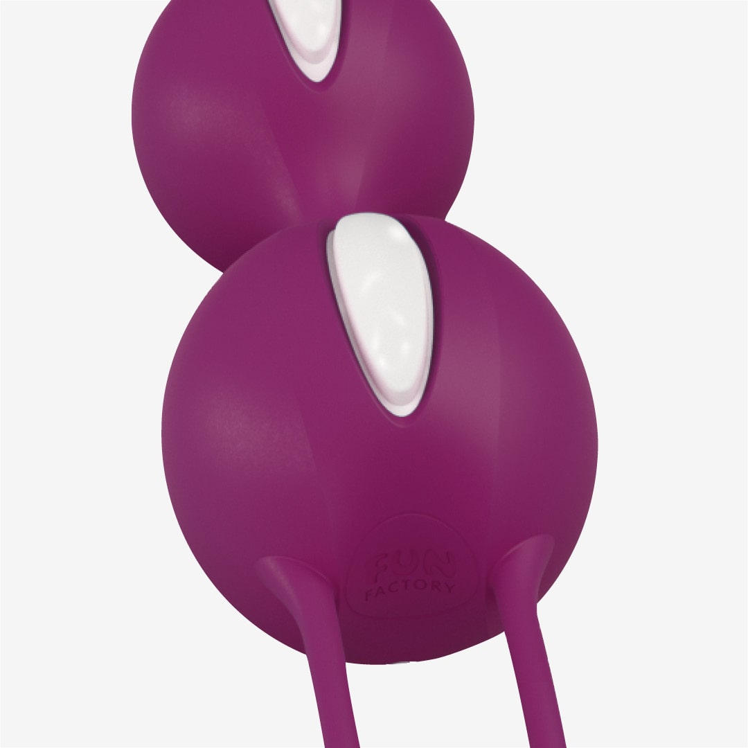 SMARTBALLS DUO grape kegel balls close up